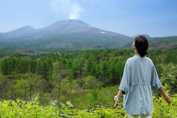 【星のや軽井沢】温泉と森林浴を基にしたウェルネスプログラム「森林養生」をリニューアル～浅間山麓の豊かな自然で身体の声を聞き、心身の健幸を取り戻す～｜開始日：2023年4月1日