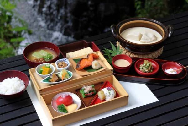 【星のや軽井沢】温泉と森林浴を基にしたウェルネスプログラム「森林養生」をリニューアル～浅間山麓の豊かな自然で身体の声を聞き、心身の健幸を取り戻す～｜開始日：2023年4月1日