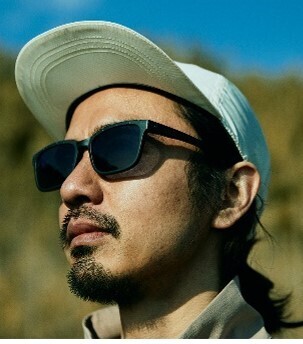 Zoffとアウトドアブランド「MERRELL」が初コラボレーション。 昨夏に話題を呼んだMERRELLの「HYDRO MOC」から着想を得た、 機能的かつサステナブルなサングラスが登場。