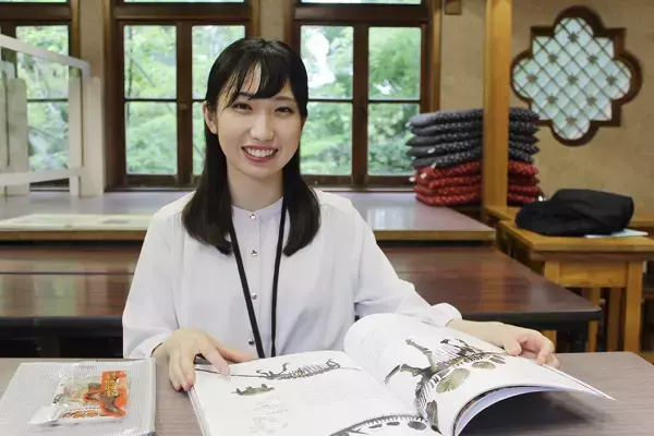 【岡山理科大学】「恐竜博2023」の図録で研究の面白さ紹介／生物地球学科卒業の石井教諭