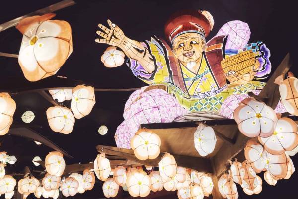 【青森屋】ねぶた花咲かじいさんが約200個のりんごの花型灯篭を咲かせる「たんげ花咲かまつり」開催 ～桜柄の浴衣を着て、花見酒片手にゆったり過ごす～｜期間：2023年4月5日～5月31日