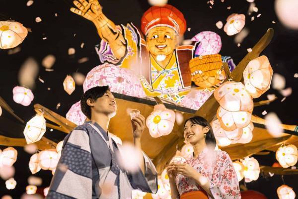 【青森屋】ねぶた花咲かじいさんが約200個のりんごの花型灯篭を咲かせる「たんげ花咲かまつり」開催 ～桜柄の浴衣を着て、花見酒片手にゆったり過ごす～｜期間：2023年4月5日～5月31日