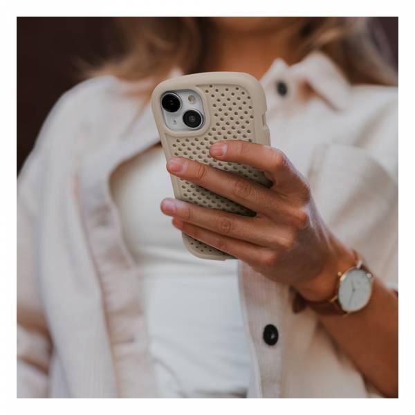 【iPhone 15シリーズ】握りやすいカーブ構造と放熱機能の「AIR MESH」を発売！