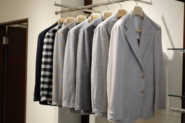 夏なのに売れる高級スーツ！「リングヂャケット マイスター 206 淀屋橋odona店」で 自社工場の縫製職人でも数十名のうち限られたベテランの職人にしか縫えない、 既製品なのにまるでフルオーダーの着心地、超高級45万円超の新作ジャケットを発売