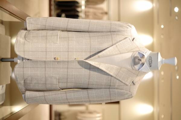 夏なのに売れる高級スーツ！「リングヂャケット マイスター 206 淀屋橋odona店」で 自社工場の縫製職人でも数十名のうち限られたベテランの職人にしか縫えない、 既製品なのにまるでフルオーダーの着心地、超高級45万円超の新作ジャケットを発売