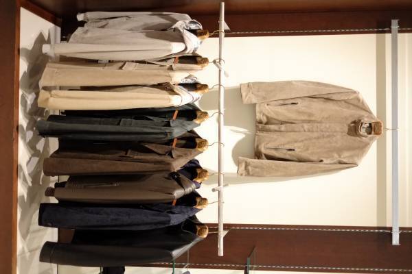 夏なのに売れる高級スーツ！「リングヂャケット マイスター 206 淀屋橋odona店」で 自社工場の縫製職人でも数十名のうち限られたベテランの職人にしか縫えない、 既製品なのにまるでフルオーダーの着心地、超高級45万円超の新作ジャケットを発売