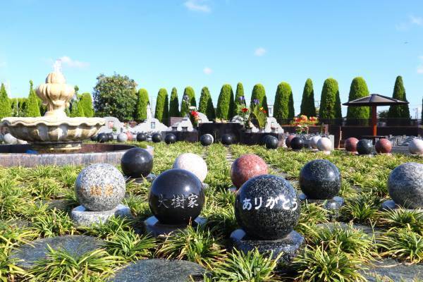 サニープレイス松戸　日本で他に類を見ない『お花』が墓標のペットと眠れる樹木葬