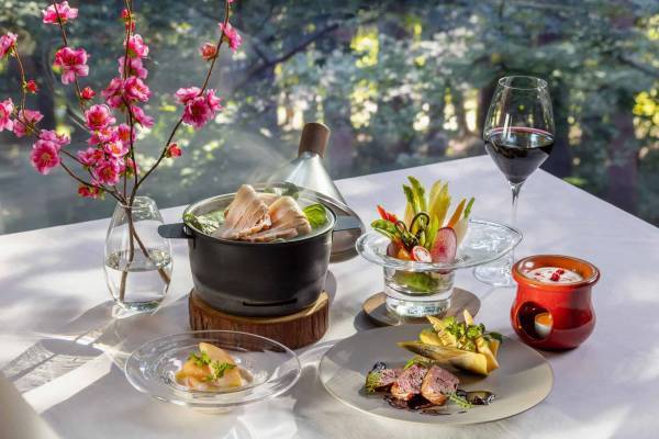 【星のや富士】満開の桃の花に囲まれた特別席で優雅に花見を堪能する「桃源郷グランピングランチ」を1日1組限定で開催｜期間：2023年4月1日〜20日