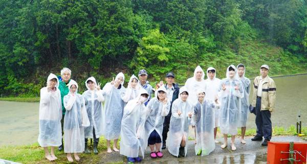 大阪国際大学・大阪国際大学短期大学部の学生が、水田に緑の絨毯を敷く田植えを行いました。