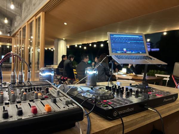 【バーベキューアンドコー】廃材バケツや塩ビパイプを使って演奏！「MASA」さんが5月3日（水）夜に明石公園内の「TTT」でライブ