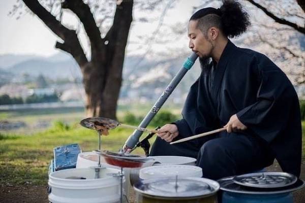 【バーベキューアンドコー】廃材バケツや塩ビパイプを使って演奏！「MASA」さんが5月3日（水）夜に明石公園内の「TTT」でライブ