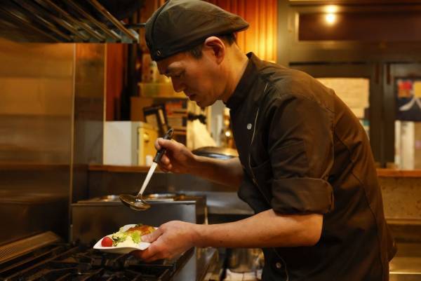 【OMO7大阪】西成エリアガイドツアー「じゃますんでー、なにわ店主と出会う西成はしご酒」実施｜期間：2023年4月22日～　毎週 木・金・土曜日