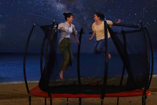 【リゾナーレ小浜島】真夏の星空の下でティンガーラを掴む「ティンガーラトランポリン」登場 ～星の色の違いを表現したノンアルコールスパークリングワインも提供～｜期間：2023年7月1日～31日