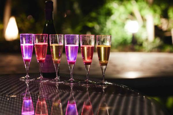 【リゾナーレ小浜島】真夏の星空の下でティンガーラを掴む「ティンガーラトランポリン」登場 ～星の色の違いを表現したノンアルコールスパークリングワインも提供～｜期間：2023年7月1日～31日