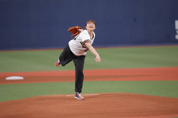 平祐奈が願いを込めて全力投球！！『オリックスが今季も優勝できますように！』ＢＳ松竹東急ベースボールシアター　 特別始球式　4月19日 オリックス×楽天