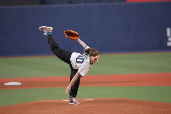 平祐奈が願いを込めて全力投球！！『オリックスが今季も優勝できますように！』ＢＳ松竹東急ベースボールシアター　 特別始球式　4月19日 オリックス×楽天