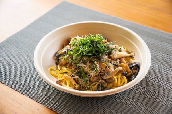 【BBQ&Co】暑い夏にぴったり！自然と歴史ロマンあふれる明石公園の「TTT」で、ランチに冷製パスタと冷製うどんをご用意！