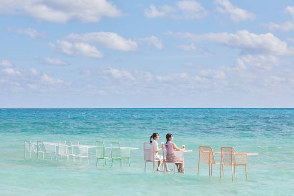 【リゾナーレ小浜島】目の前に広がる珊瑚礁の海を眺めながら、ビールを堪能　「絶景海上ビアガーデン」今年も開催～ビールを振る舞う「ハッピーデリバリー」と、滞在を楽しむグッズが新登場！～｜期間：2023年6月1日～9月30日