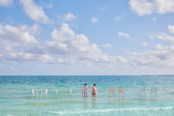 【リゾナーレ小浜島】目の前に広がる珊瑚礁の海を眺めながら、ビールを堪能　「絶景海上ビアガーデン」今年も開催～ビールを振る舞う「ハッピーデリバリー」と、滞在を楽しむグッズが新登場！～｜期間：2023年6月1日～9月30日