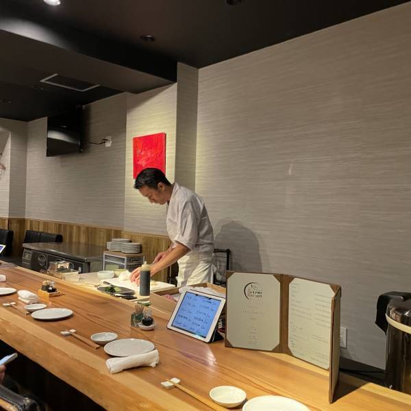 東京・六本木【プロシンガーが歌う】新たな音楽の魅力が広がるバー「イキアタリBARったり」がオープン