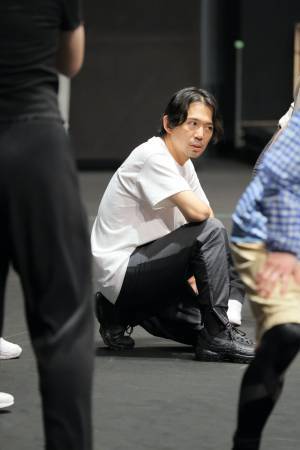 倉持裕×杉原邦生がタッグを組んで生み出す不思議な世界を 石井杏奈、秋田汐梨をはじめとするキャスト陣が表現　 KAAT神奈川芸術劇場プロデュース『SHELL』稽古場レポート