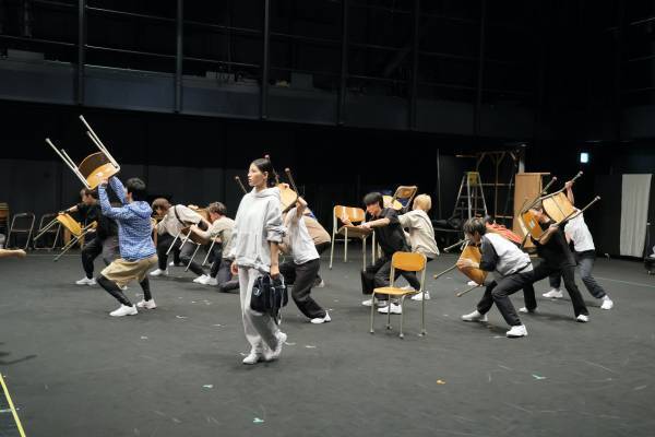 倉持裕×杉原邦生がタッグを組んで生み出す不思議な世界を 石井杏奈、秋田汐梨をはじめとするキャスト陣が表現　 KAAT神奈川芸術劇場プロデュース『SHELL』稽古場レポート