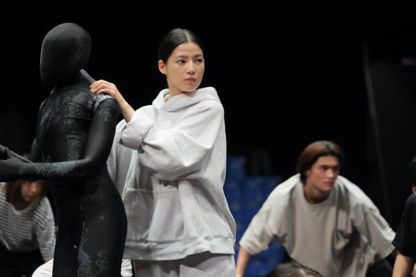 倉持裕×杉原邦生がタッグを組んで生み出す不思議な世界を 石井杏奈、秋田汐梨をはじめとするキャスト陣が表現　 KAAT神奈川芸術劇場プロデュース『SHELL』稽古場レポート