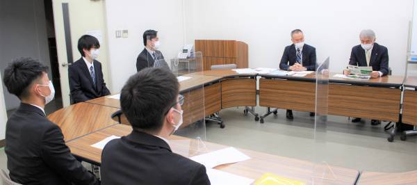 大阪国際大学の学生による南山城村村長への補助金事業報告