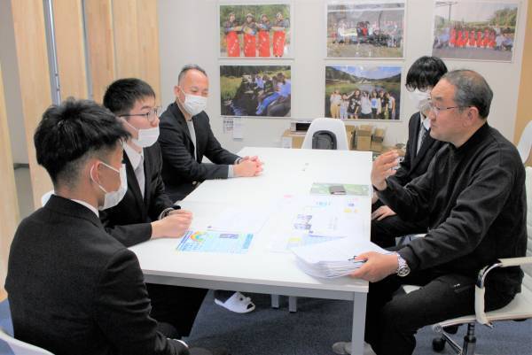 大阪国際大学の学生による南山城村村長への補助金事業報告