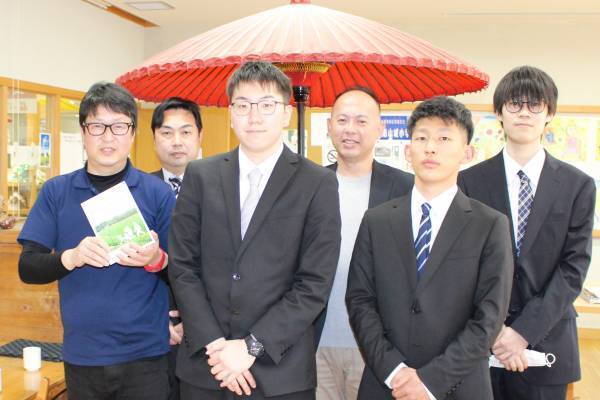 大阪国際大学の学生による南山城村村長への補助金事業報告