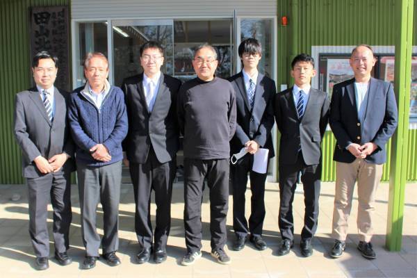 大阪国際大学の学生による南山城村村長への補助金事業報告