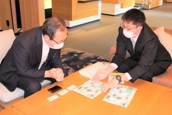 大阪国際大学の学生による南山城村村長への補助金事業報告