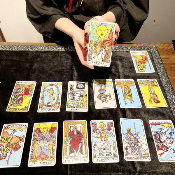 れー店長率いる「百姫夜行」、六本木に金曜姉妹店をオープン！タロット占い一家の歴史が息づく新たなスポット