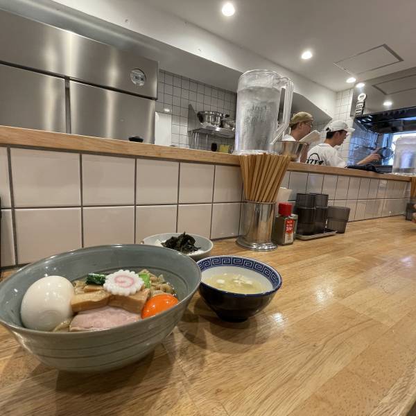 東高円寺【ラーメンの垣根を超える】「だしと麺遊泳」が実店舗をオープン！