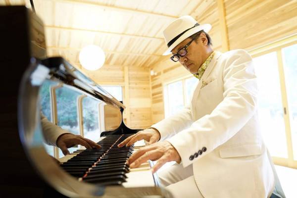 寝苦しい猛暑の夜も快適に！528hz作曲家・ピアニスト エイコン・ヒビノが公式YouTubeチャンネルを開設 今夜ライブ映像をプレミア公開！