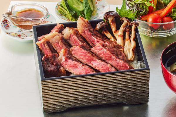 オーシャンテラス 秋限定メニュー11月1日（水）より提供　思わずため息がこぼれ幸せを感じる　“淡路牛のステーキ重”