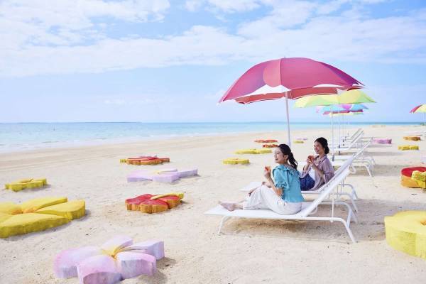 【リゾナーレ小浜島】ハイビスカスやプルメリアなど南国に咲く花のアートが白砂のビーチを彩る「ビーチの花咲くリゾナーレ」開催～フラワーフットアイスバスやカラフルなフレーバードリンクがお花見気分を盛り上げます～｜期間：2023年4月1日～5月7日