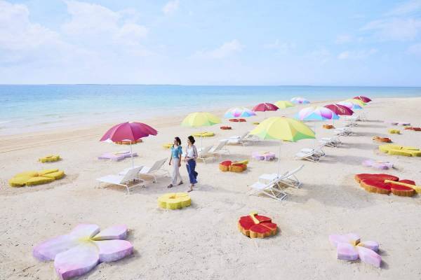 【リゾナーレ小浜島】ハイビスカスやプルメリアなど南国に咲く花のアートが白砂のビーチを彩る「ビーチの花咲くリゾナーレ」開催～フラワーフットアイスバスやカラフルなフレーバードリンクがお花見気分を盛り上げます～｜期間：2023年4月1日～5月7日