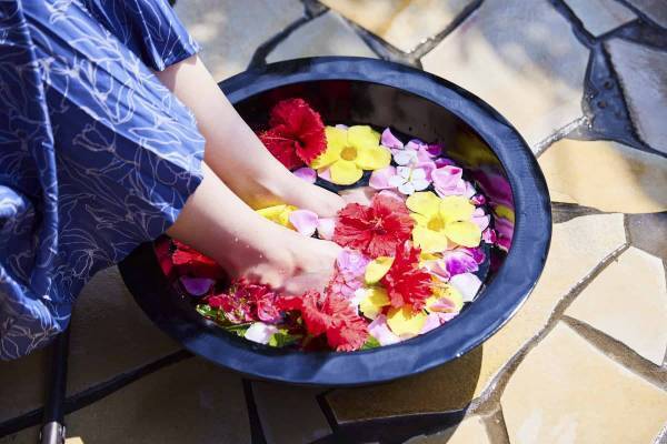 【リゾナーレ小浜島】ハイビスカスやプルメリアなど南国に咲く花のアートが白砂のビーチを彩る「ビーチの花咲くリゾナーレ」開催～フラワーフットアイスバスやカラフルなフレーバードリンクがお花見気分を盛り上げます～｜期間：2023年4月1日～5月7日