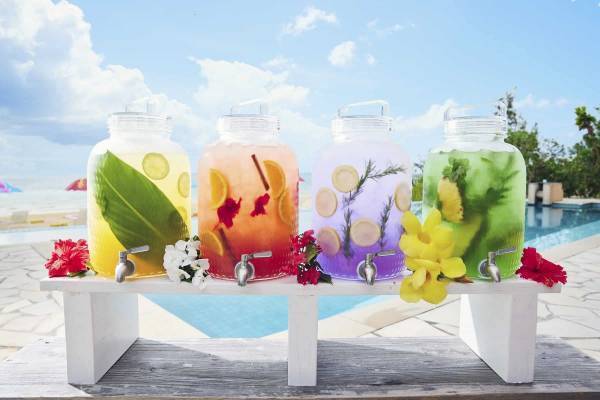 【リゾナーレ小浜島】ハイビスカスやプルメリアなど南国に咲く花のアートが白砂のビーチを彩る「ビーチの花咲くリゾナーレ」開催～フラワーフットアイスバスやカラフルなフレーバードリンクがお花見気分を盛り上げます～｜期間：2023年4月1日～5月7日