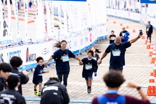 雨のスタートから一転、秋晴れに！！ 「横浜マラソン2023」開催！！