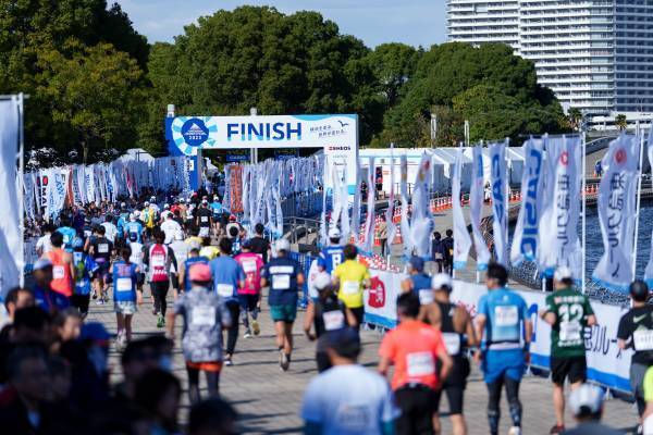 雨のスタートから一転、秋晴れに！！ 「横浜マラソン2023」開催！！