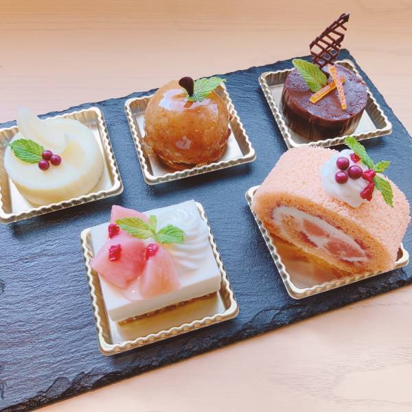 【長野・湯田中温泉】8/1～新発売！ジューシーな桃が広がる「真夏の桃アフタヌーンティー」＆「桃パフェ」