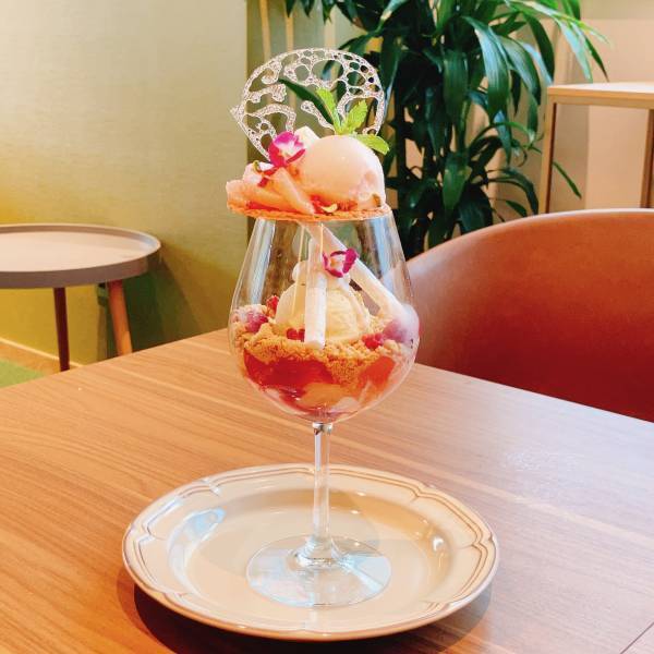 【長野・湯田中温泉】8/1～新発売！ジューシーな桃が広がる「真夏の桃アフタヌーンティー」＆「桃パフェ」