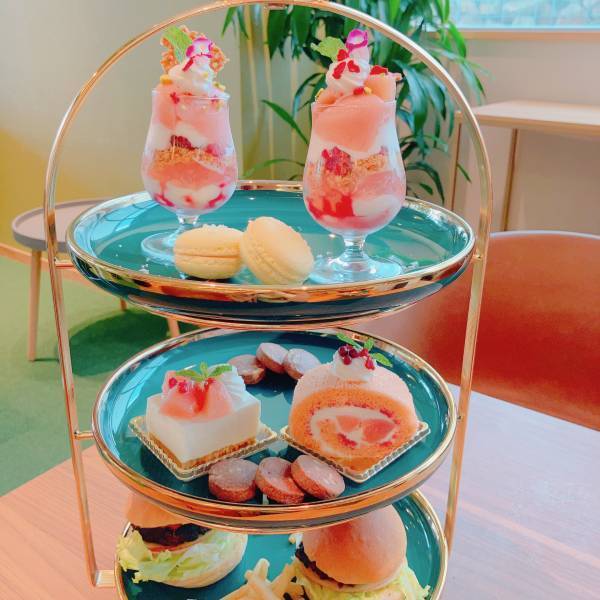 【長野・湯田中温泉】8/1～新発売！ジューシーな桃が広がる「真夏の桃アフタヌーンティー」＆「桃パフェ」