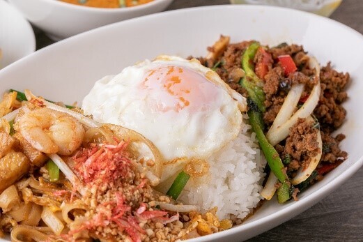 樟葉駅前広場活用第4回実証実験 異国のナイトマーケットを彷彿とさせる屋台グルメや雑貨が約40店舗揃います。「くずは夜市 ヨイノクチ」を開催