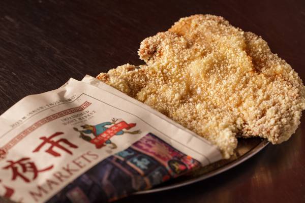 樟葉駅前広場活用第4回実証実験 異国のナイトマーケットを彷彿とさせる屋台グルメや雑貨が約40店舗揃います。「くずは夜市 ヨイノクチ」を開催