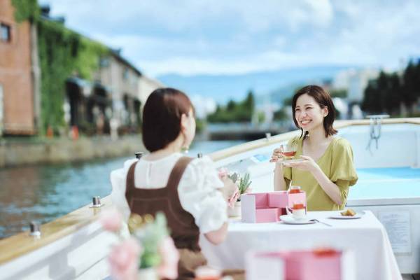 【OMO5小樽】小樽洋菓子舗「LeTAO（ルタオ）」スイーツで船上ティータイムを満喫「小樽運河アフタヌーンティークルージング」開催～レトロな街並みを眺めながら、ルタオのスイーツ9種類を楽しむ～｜期間：2023年4月15日～6月25日（土・日曜日限定）