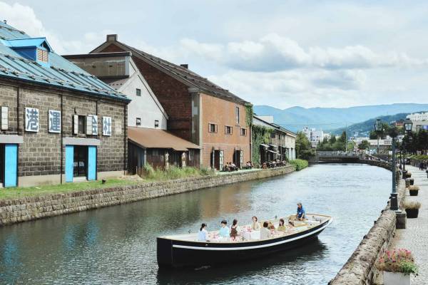 【OMO5小樽】小樽洋菓子舗「LeTAO（ルタオ）」スイーツで船上ティータイムを満喫「小樽運河アフタヌーンティークルージング」開催～レトロな街並みを眺めながら、ルタオのスイーツ9種類を楽しむ～｜期間：2023年4月15日～6月25日（土・日曜日限定）
