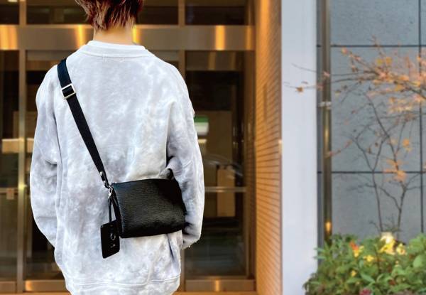 一級革職人が本気設計「持ちたいモノ」全てがこれ１つに！長く愛用できるポルタバッグ【...to®・HIVE】